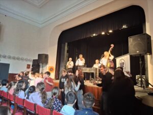 🎶 Cimbálová muzika Réva roztančila naši školu!