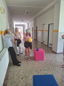 Osmáci učí páťáky o&nbsp;smyslech 5.A